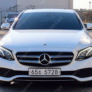 벤츠 E클래스 중고 벤츠 중고 승용차 흰색 2018년식 E220d 4MATIC 아방가르드 중고차구매