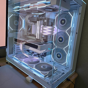 9800x3d , x870 , 5070ti 화이트 어항케이스 판매