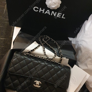 샤넬 클래식 미디움 플랩백 캐비어 은장 판매합니다(11.12 백) 25.5월 구매