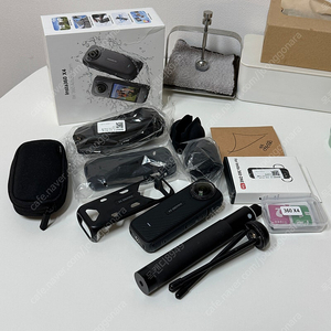 인스타360 X4 +액세서리 (mSD 256gb +호환셀피스틱 +렌즈가등 등)