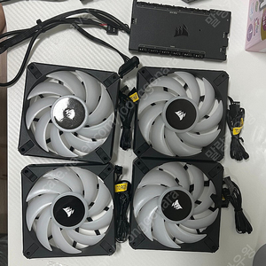 커세어 시스템팬 AF 120 RGB ELITE 4개 + 커세어 커맨터 프로 1개 팝니다.