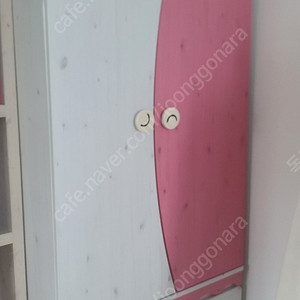 핑크색 여학생 옷장