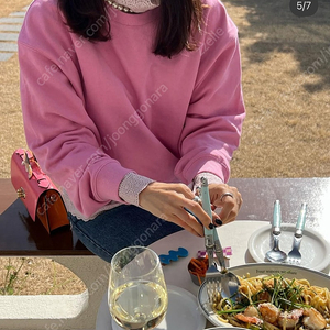 예지스 코스모폴리탄줄라이 핑크 맨투맨