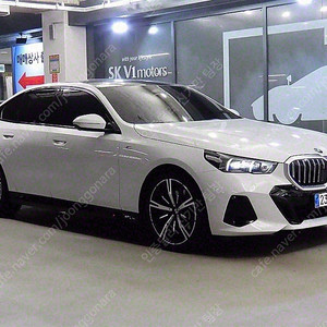 흰색 BMW 5시리즈 중고 xDrive M 스포츠 중고차 리스 가능 차량 4,058 km