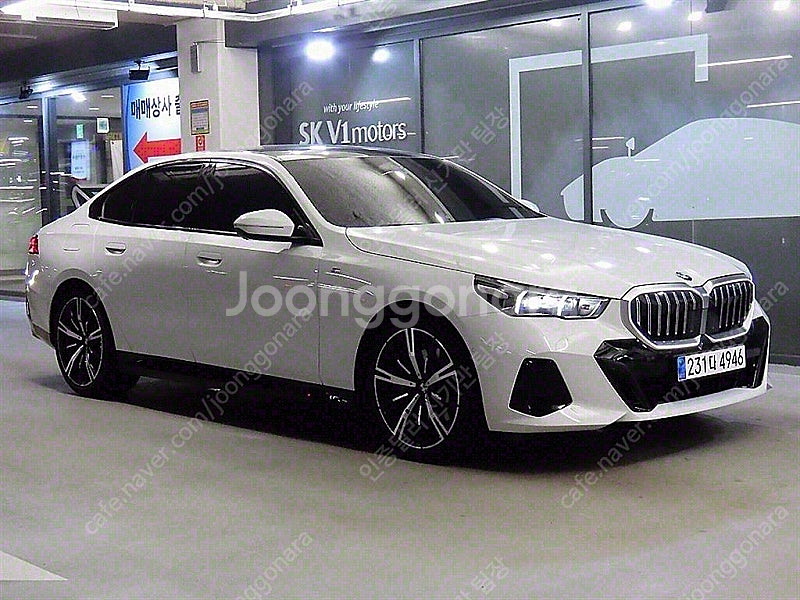 흰색 BMW 5시리즈 중고 xDrive M 스포츠 중고...--6