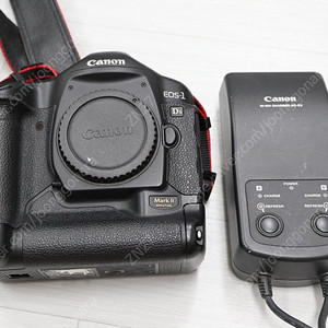 캐논 1D MARK2 (데스막투) ,1D MARK3(막쓰리) , 24-70 F2.8 (구계륵) ,28-70 F2.8 (구구계륵), 20mm F2.8 , 35mm F2.0 IS US