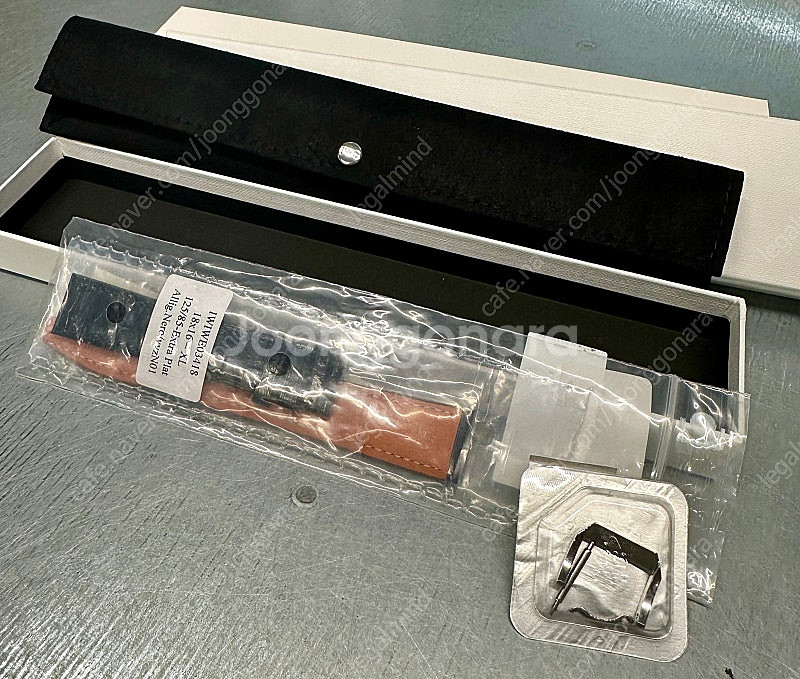 IWC 파일럿 워치 오토매틱 36 유광 블랙 산토니 스...--0