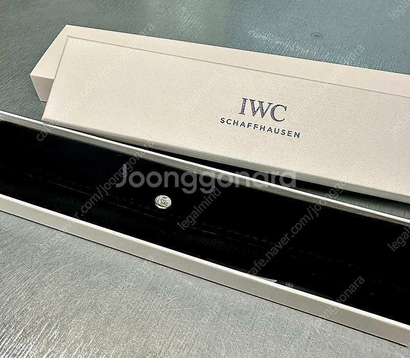 IWC 파일럿 워치 오토매틱 36 유광 블랙 산토니 스...--1