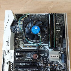 인텔 코어 i5-7500, 삼성 DDR4(2400) 8g*2, ASRock B250M PRO4 메인보드, 기가바이트 라데온 R7 350 2g 팝니다