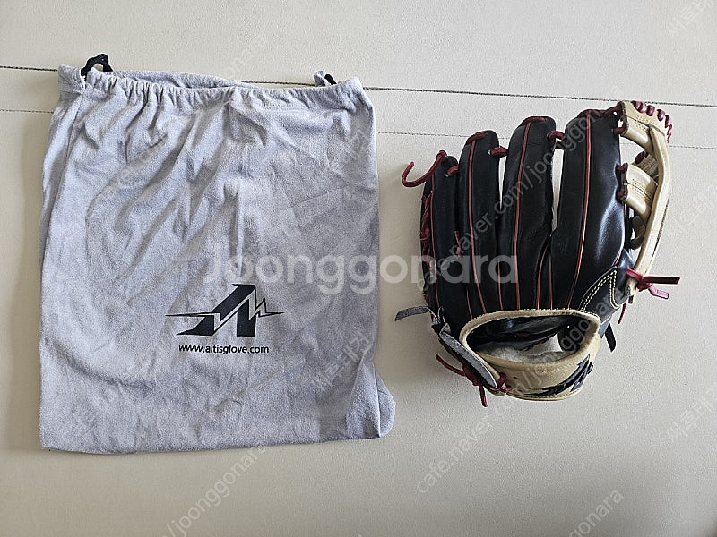 알티스 내야 11.75인치 허경민 글러브 판매합니다(알티스 글러브 더스트백 포함)--0