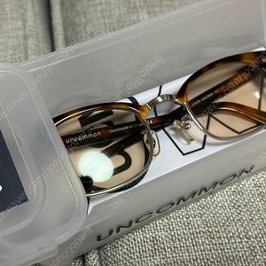 [희소 모델] 언커먼 아이웨어 안경테 + 연갈색 틴트렌즈 가공