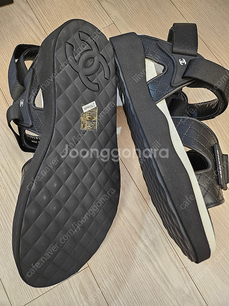 샤넬 CC 러버 로고 패치 벨크로 스트랩 샌들 블랙 G...--2