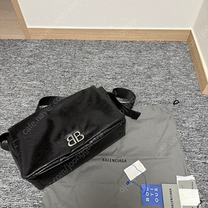 발렌시아가 24FW 모나코 메신저백