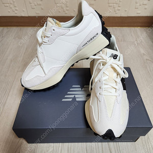 뉴발란스 / 327 / 화이트팩 2.0 / MS327SWB / 260사이즈 팝니다.