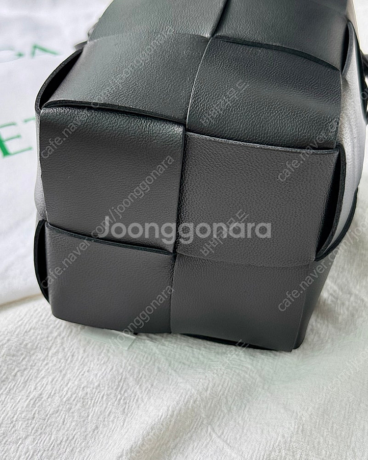 (새상품) 보테가베네타 카세트 미니 버킷백--5