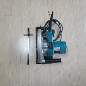 마끼다 N5900B 유선 원형톱 235mm 2000W 톱날미포함 사진에 보여지듯 깨끗한 중고 제품입니다 더이상 사용할일이 없어 판매합니다. 배송비 착불 무반품조건으로 판매합니다