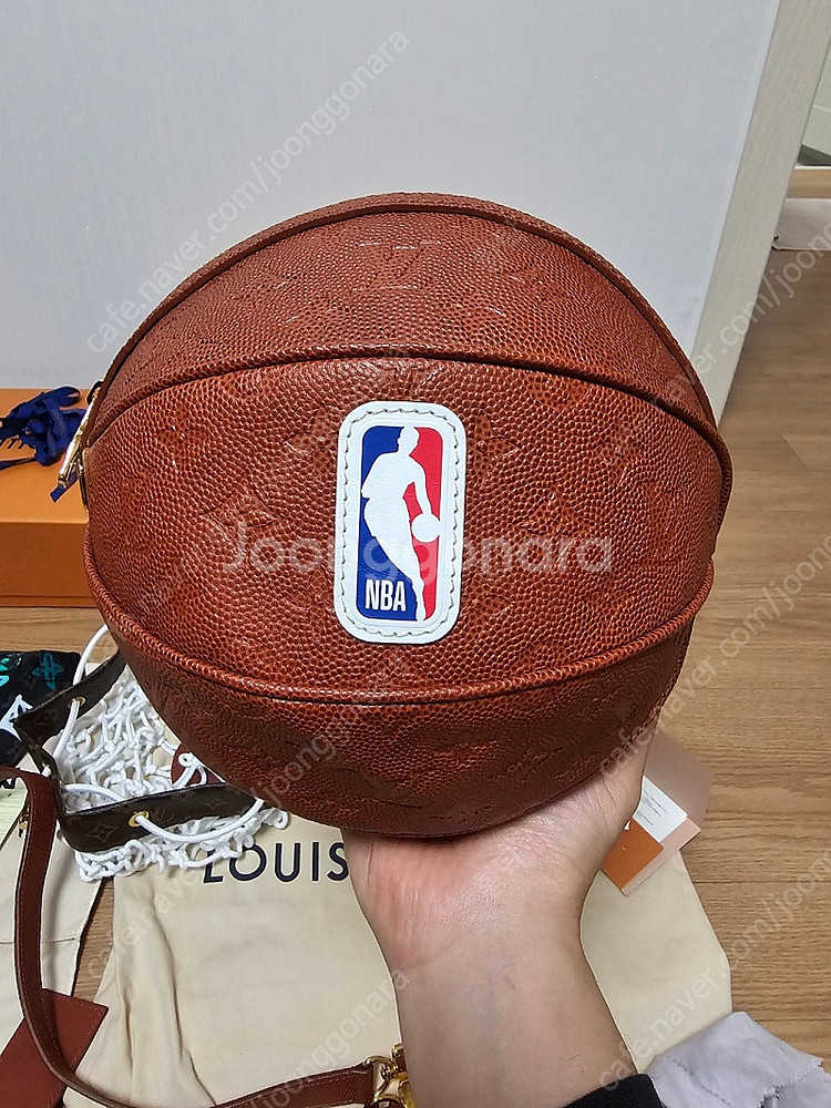 루이비통 버질아블로 NBA 한정판 농구공 메신저백 (새...--9