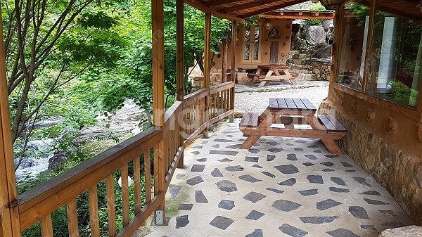 7월~8월 여름휴가 계곡옆 산골흙집 펜션 숙박--7