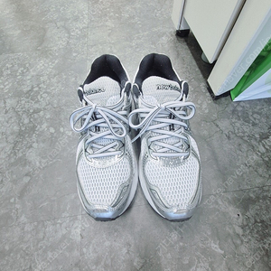 뉴발란스 860v2 화이트/블랙 260