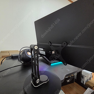 에비크 16인치 3k 120hz oled 모니터 + 스탠드 팝니다.