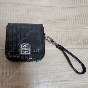 지방시 쿠션 파우치 팝니다