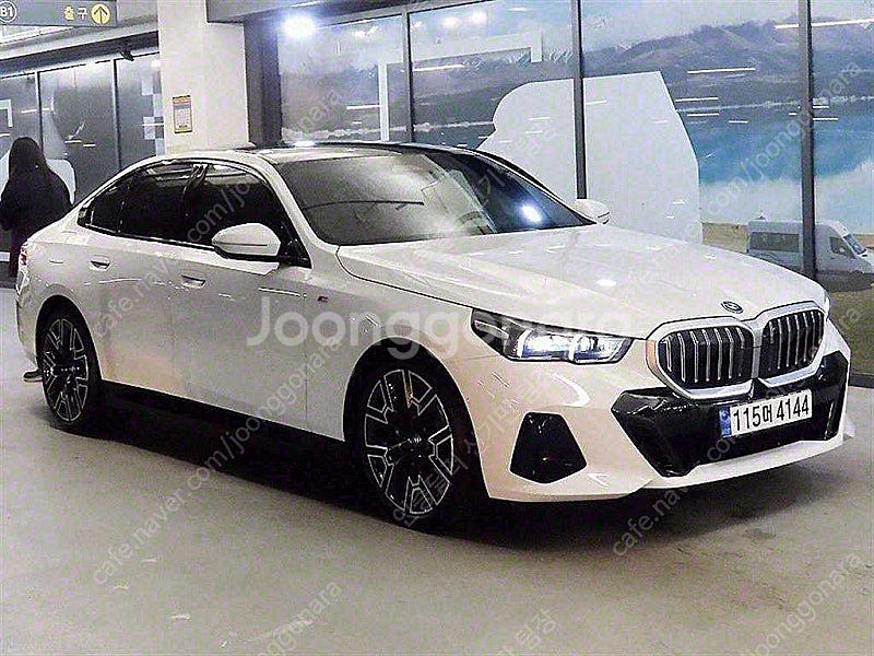 흰색 BMW 5시리즈 중고 M 스포츠 중고차거래카페 2...--0