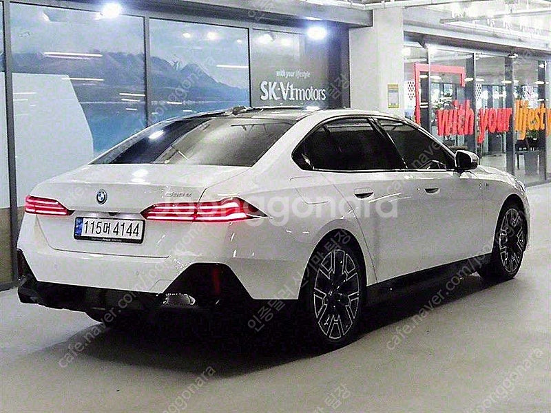 흰색 BMW 5시리즈 중고 M 스포츠 중고차거래카페 2...--9