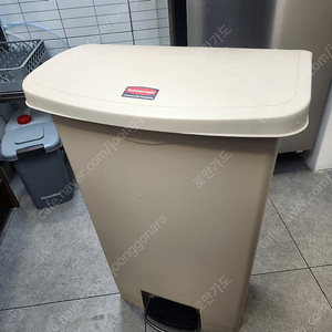 러버메이드 슬림짐 페달 쓰레기통 68L. 베이지. A급