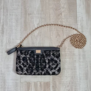 거의 새상품 돌체앤가바나 미니크로스백 미니백 루이비통 샤넬 셀린느 디올 생로랑 발렌시아가 꾸레쥬 보다 유니크해요.