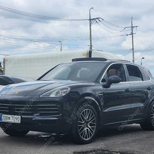21,519 km 포르쉐 카이엔 중고 포르쉐 중고 3.0 S E-하이브리드 중고차구매후기 즉시 출고 파란색