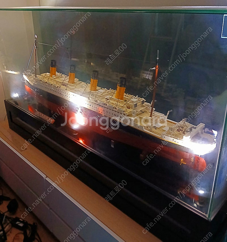 레고10294 마뮤 타이타닉 전용 장식장 팝니다.--1