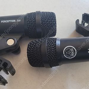 AKG P4다이나믹 마이크2대 9만.림 기타앰프5만.벽걸이 스피카한조3,5만.JVC북샐프3.5만.일제 스피커선3만.휴대용DVD(몸체만)2만.착불