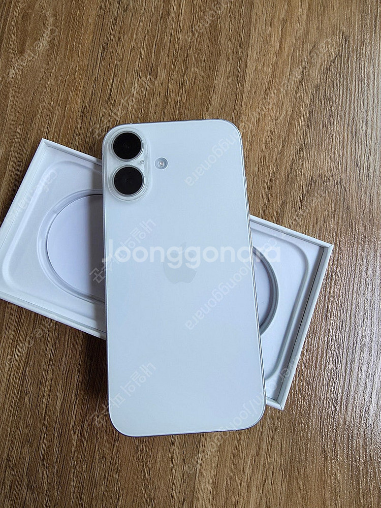 아이폰16 화이트 256G 팝니다.--3