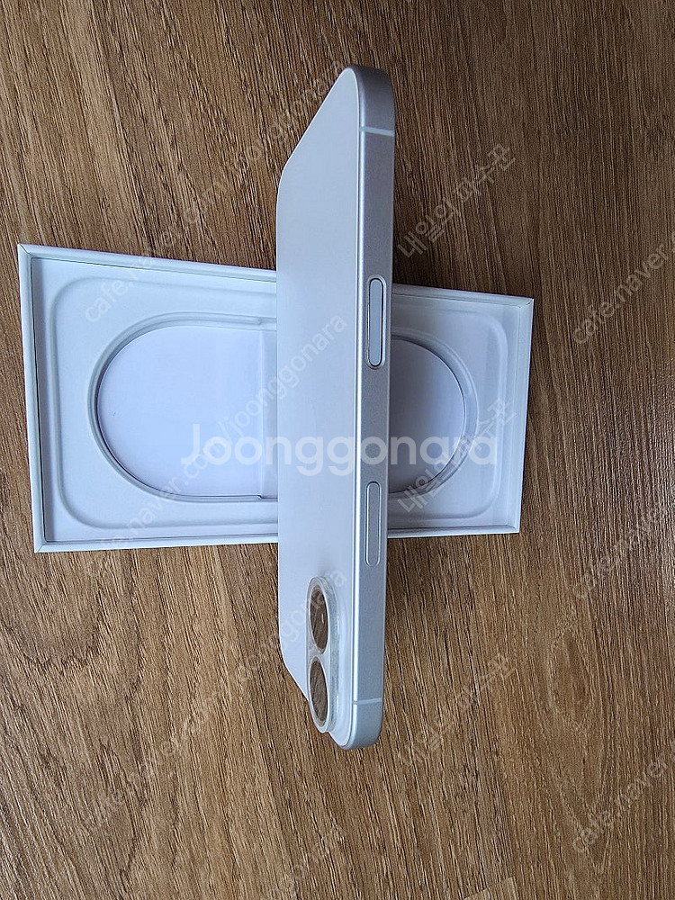아이폰16 화이트 256G 팝니다.--6