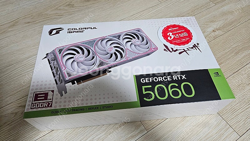 [미개봉] 컬러풀 rtx 5060 3팬 화이트 ultr...--0