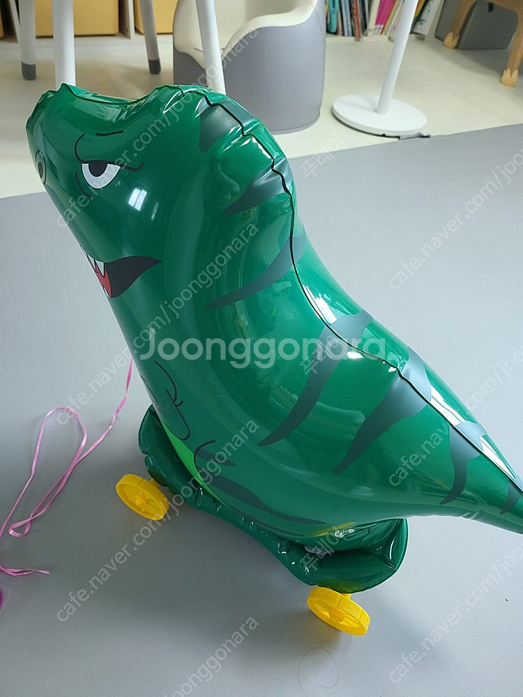 끌고다니는 공룡풍선--2