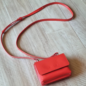 거의 새상품 MSGM 미니 크로스백 크로스 지갑 미니백 루이비통 샤넬 셀린느 디올 생로랑 발렌시아가 꾸레쥬 보다 빨개요.