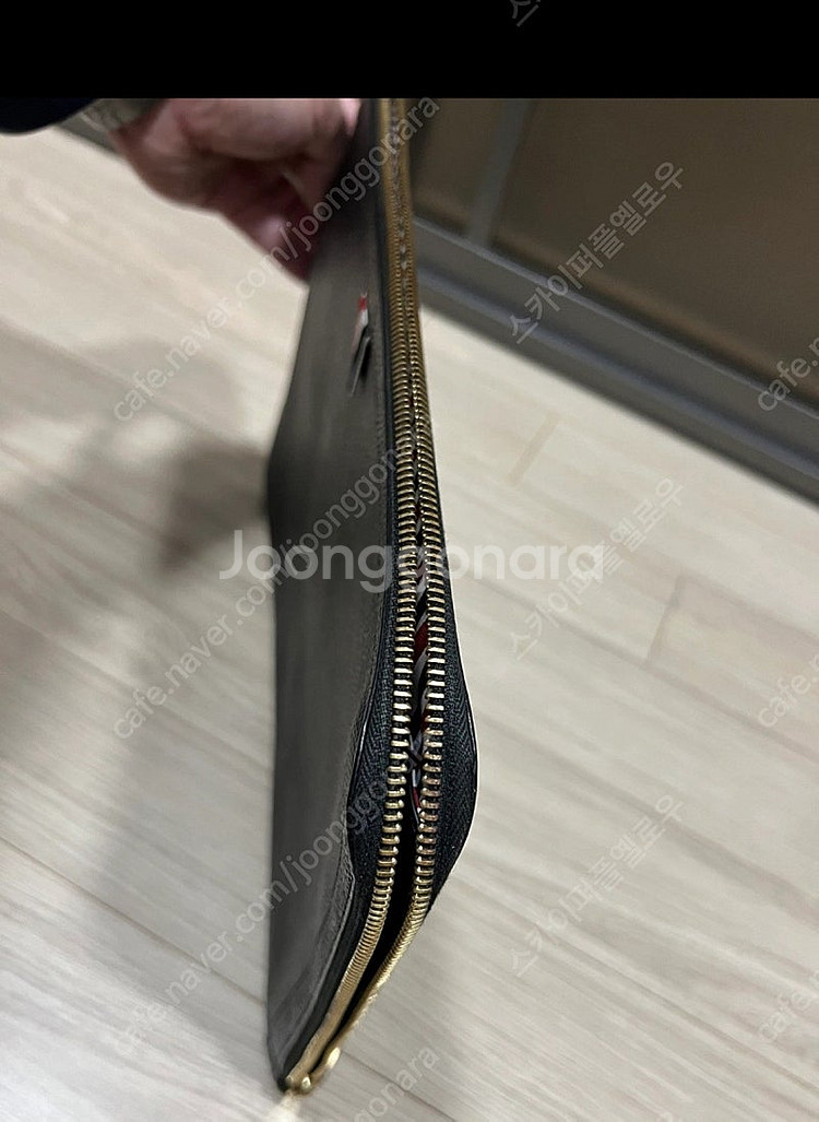 톰브라운 클러치백 팝니다--1