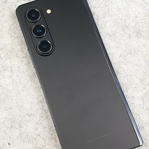 (무찍힘 S급) 갤럭시 Z폴드5 블랙 256G 23년 8월개통 잘펴지고 찍힘없는폰 67만에판매해요