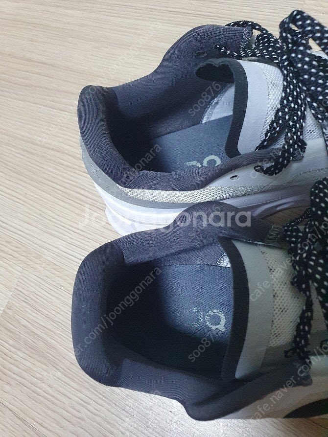 온러닝 클라우드 몬스터 사이즈 270 판매해요--8