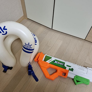 구명조끼. 물총
