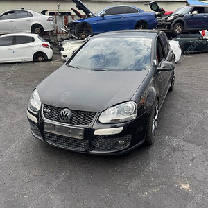 골프 5세대 MK5 GTI 부품차 각개합니다 GTI 앞범퍼,후미등,테일램프,본넷,트렁크,내장재,휀다,도어,사이드미러,펠라4P,가변배기,카본흡기,BBS sr st 18인치