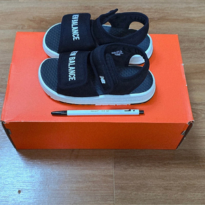(키즈,아동 180) 뉴발란스 키즈 샌들, 검정색 New Balance / 물놀이 수영장 워터파크 /택포1.9