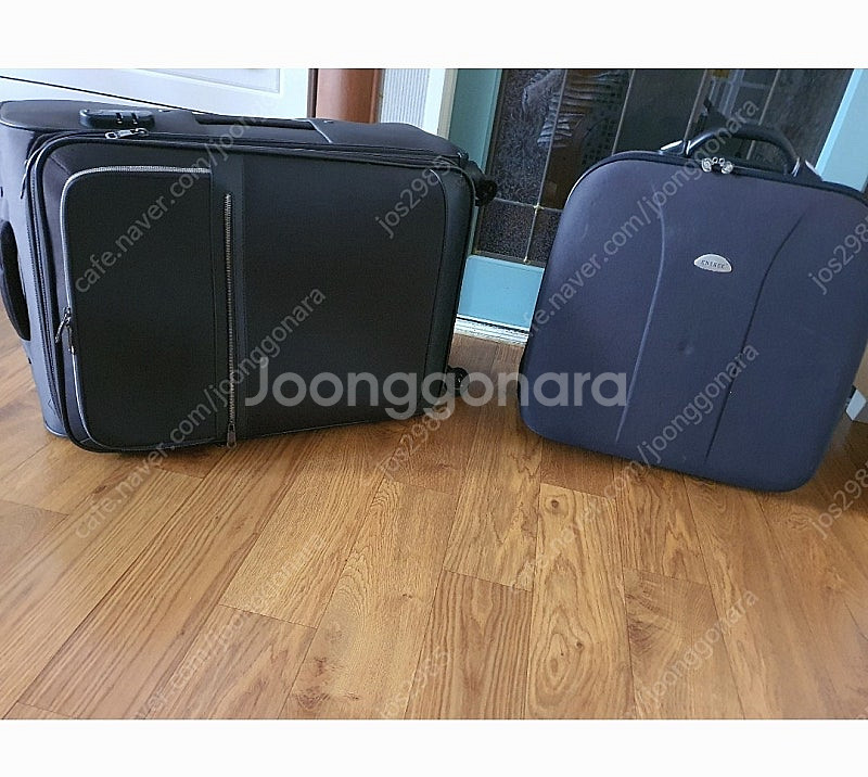 4륜바퀴여행용가방3만원+2륜바퀴여행용가방덤+그외멜빵가방...--4
