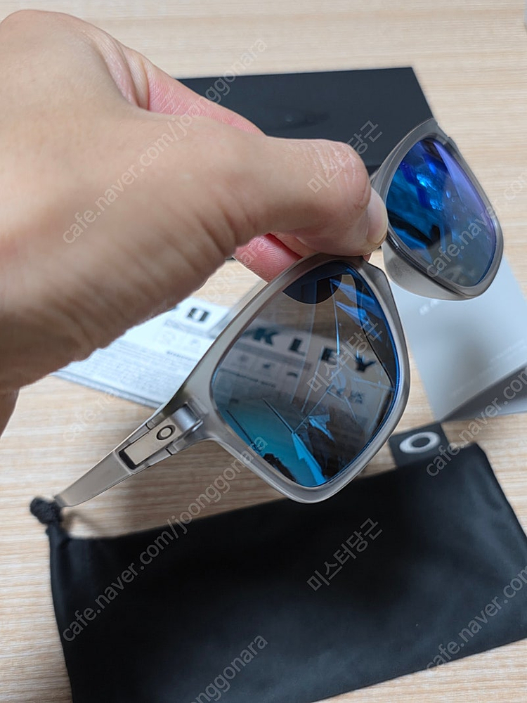 오클리 래치스퀘어 블루미러 선글라스--2