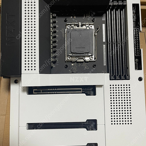 NZXT N7 B650E Matte White