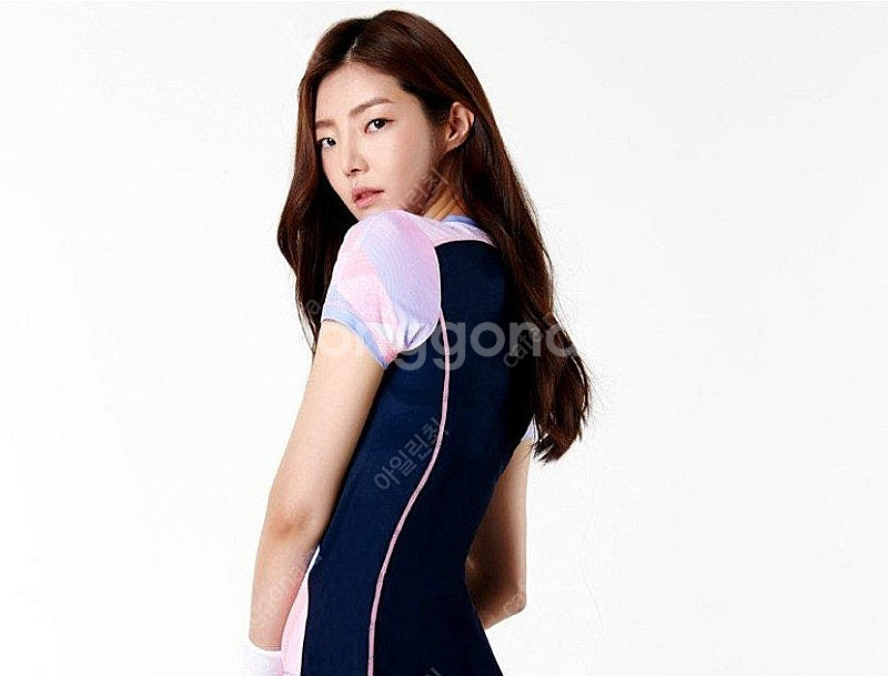 배드민턴 상의 티셔츠 한두번입은거 헐값에 팝니다--0