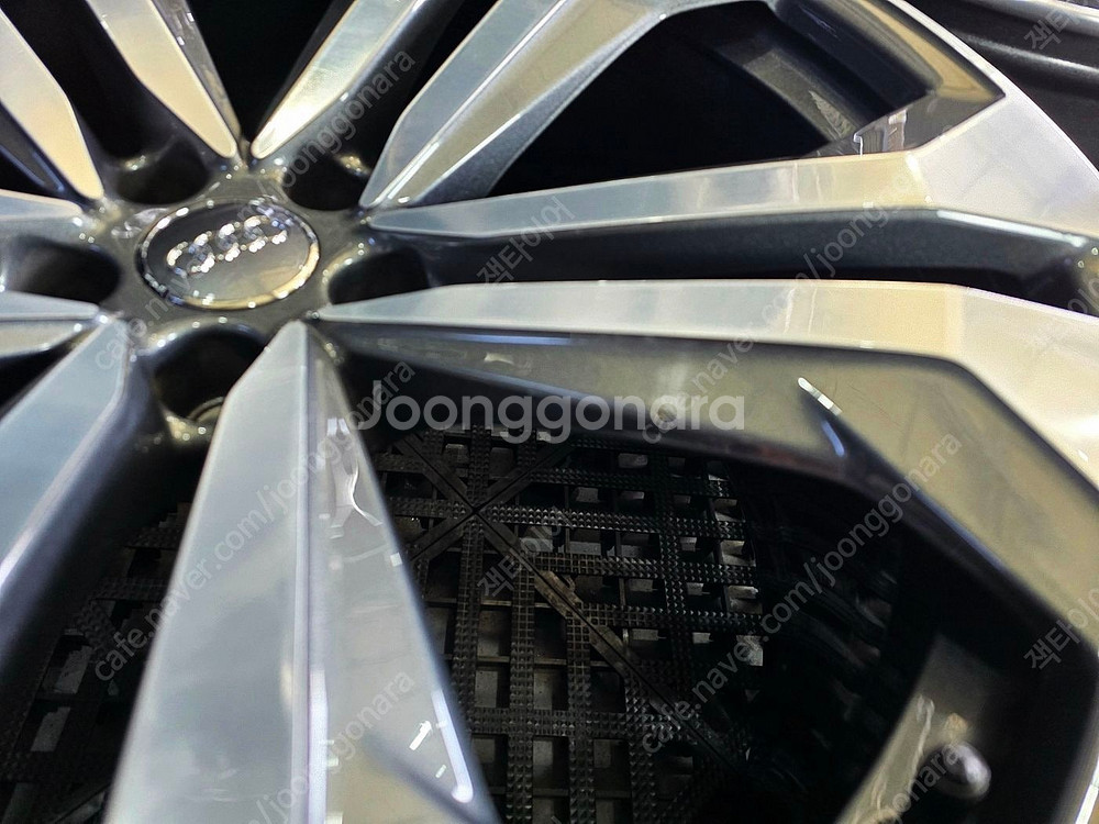 아우디 Q8 55 TFSI 정품 22인치 순정휠 한대분...--5