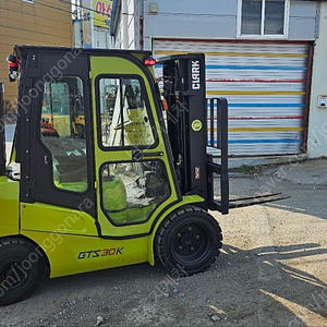 디젤지게차 3톤 3단 클락 풀옵션 사용시간8487시간 차량상태좋음