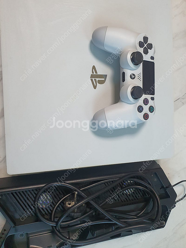 PS4 PRO(프로) 화이트 팝니다.--0